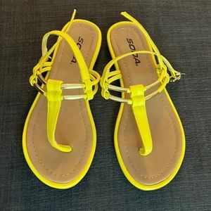 Like new Yellow flat sandals size 6.5